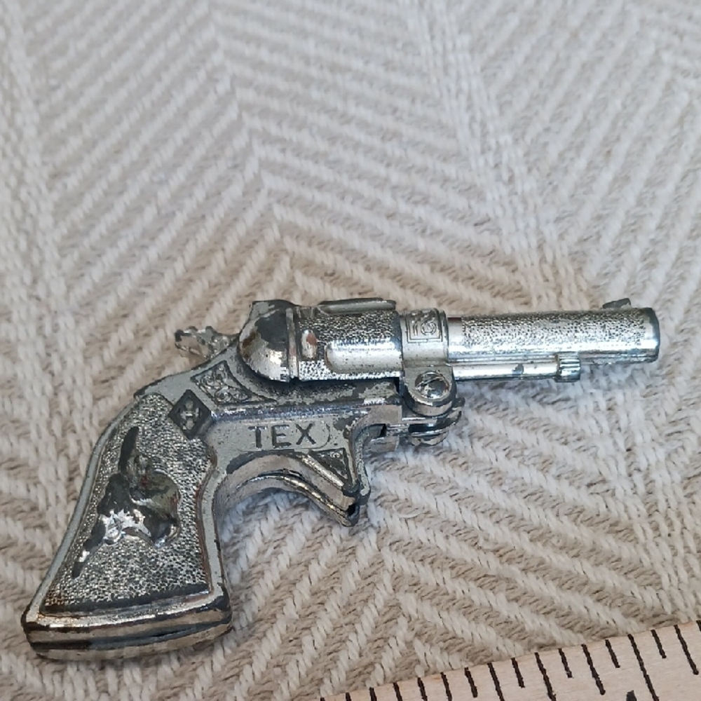 Silver Revolver Brooch - Picture 4 of 6